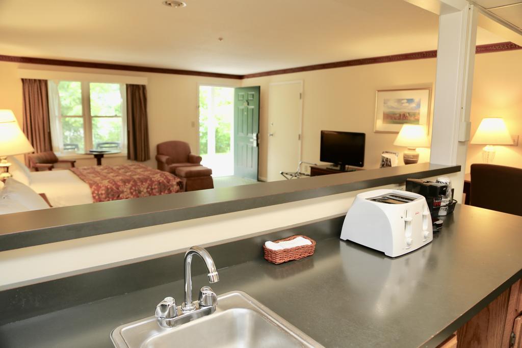Fairbanks Inn Сейнт Джонсбъри Екстериор снимка
