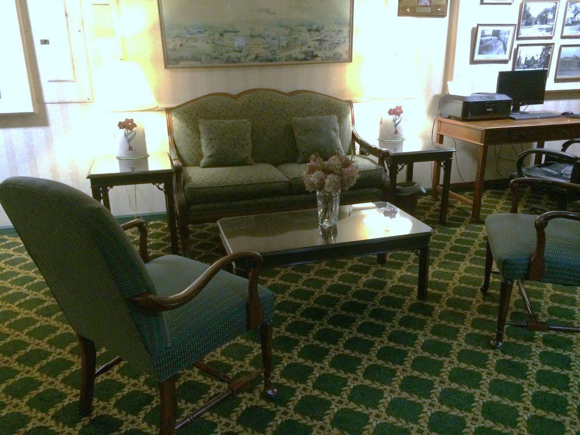 Fairbanks Inn Сейнт Джонсбъри Екстериор снимка