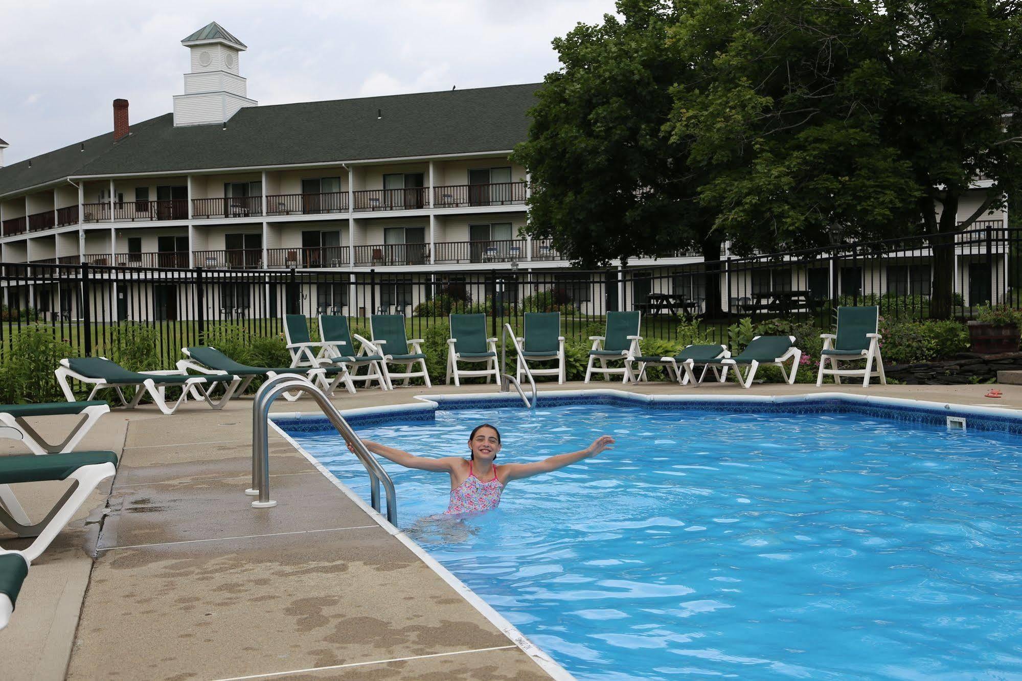 Fairbanks Inn Сейнт Джонсбъри Екстериор снимка